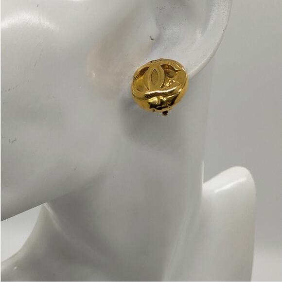 Chanel 24k Gold-Plated Clip-on Earrings - Picture 9 of 9